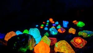 Read more about the article Rocks That Glow Under UV Light: Complete Guide to Fluorescent Minerals